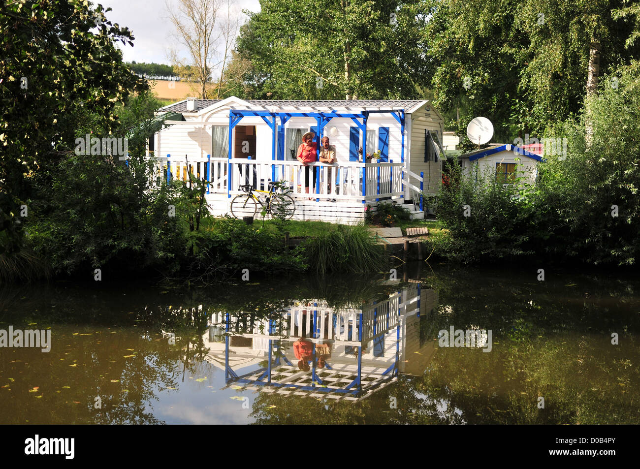 Case mobili nei pressi di un laghetto per le vacanze in campeggio in somme (80) FRANCIA Foto Stock