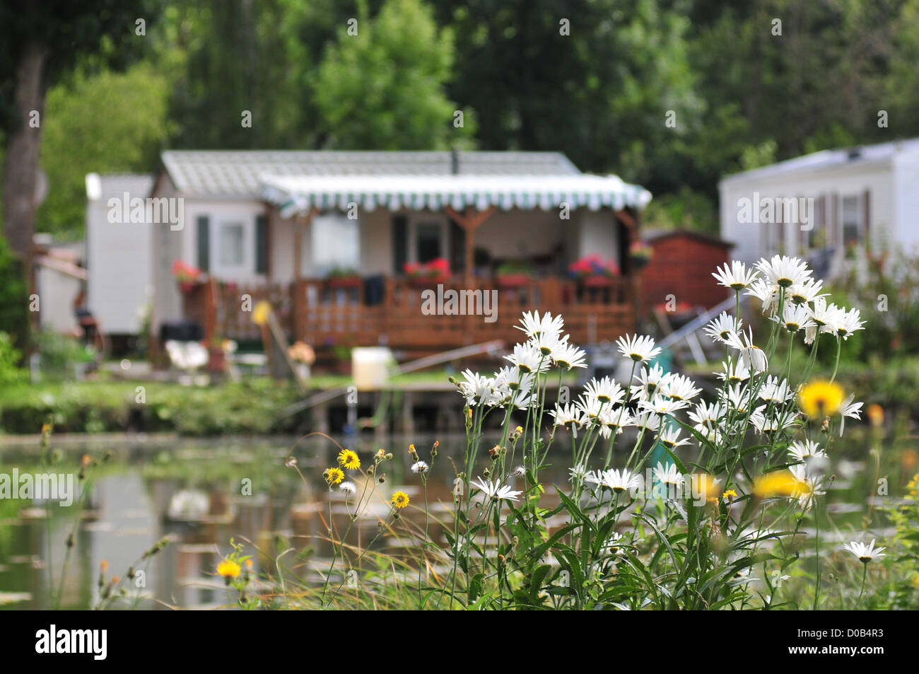 Case mobili nei pressi di un laghetto per le vacanze in campeggio in somme (80) FRANCIA Foto Stock
