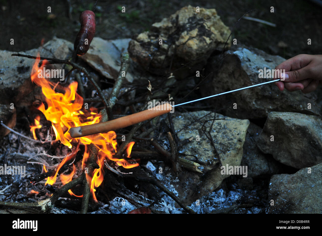 La cottura della carne in un accampamento di case mobili nei pressi di un laghetto per le vacanze in campeggio in Oise (60) FRANCIA Foto Stock