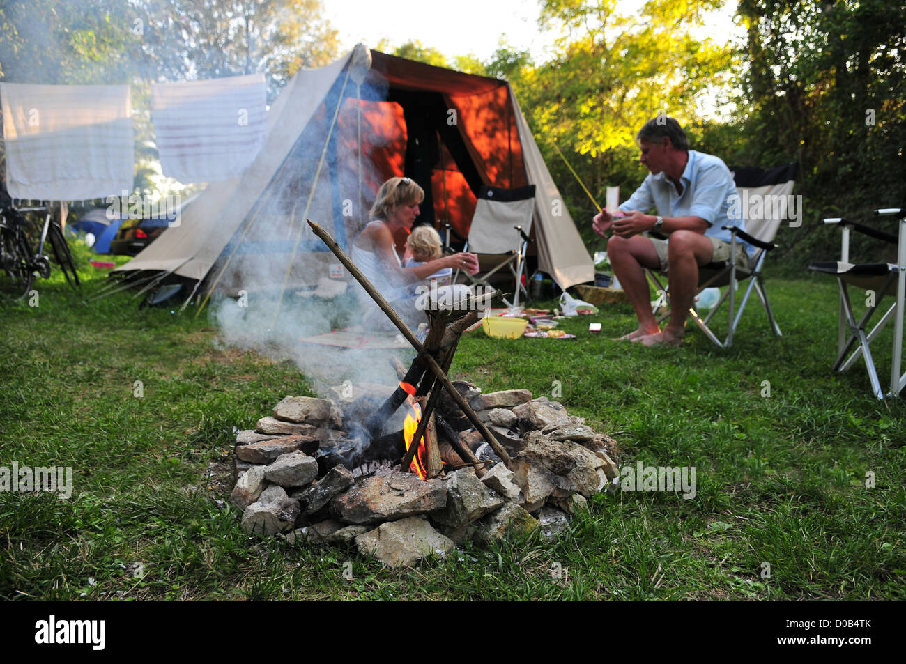 Sala da pranzo di famiglia da un accampamento di case mobili nei pressi di un laghetto per le vacanze in campeggio in Oise (60) FRANCIA Foto Stock