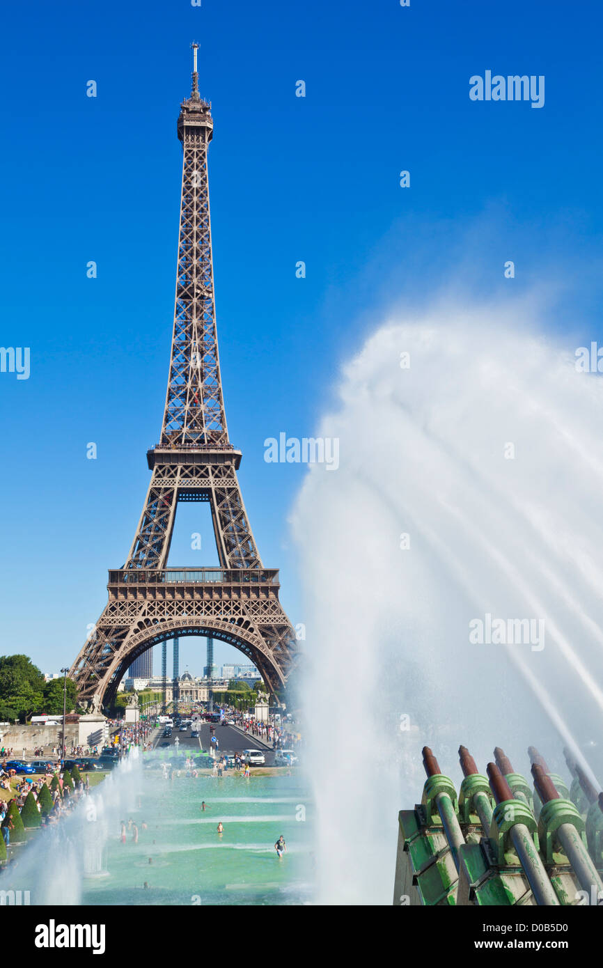 Torre Eiffel Trocadero con fontane skyline di Parigi Francia EU Europe Foto Stock
