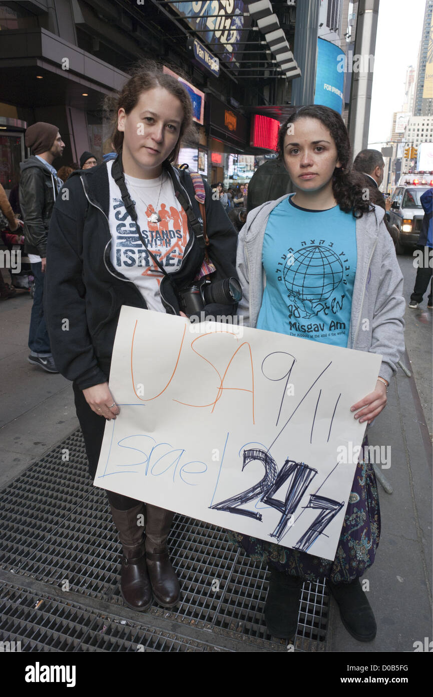 Le ragazze adolescenti marzo attraverso Times Square a 42nd St. in Manhattan protestando razzi palestinesi attentati in Israele, Nov.18, 2012. Foto Stock