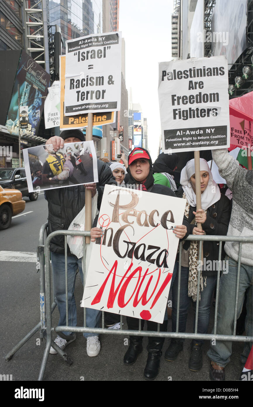 USA: New York, NY. Pro-Palestinian dimostranti al Times Square protesta di Israele gli attacchi contro la striscia di Gaza, Novembre 18, 2012. Foto Stock