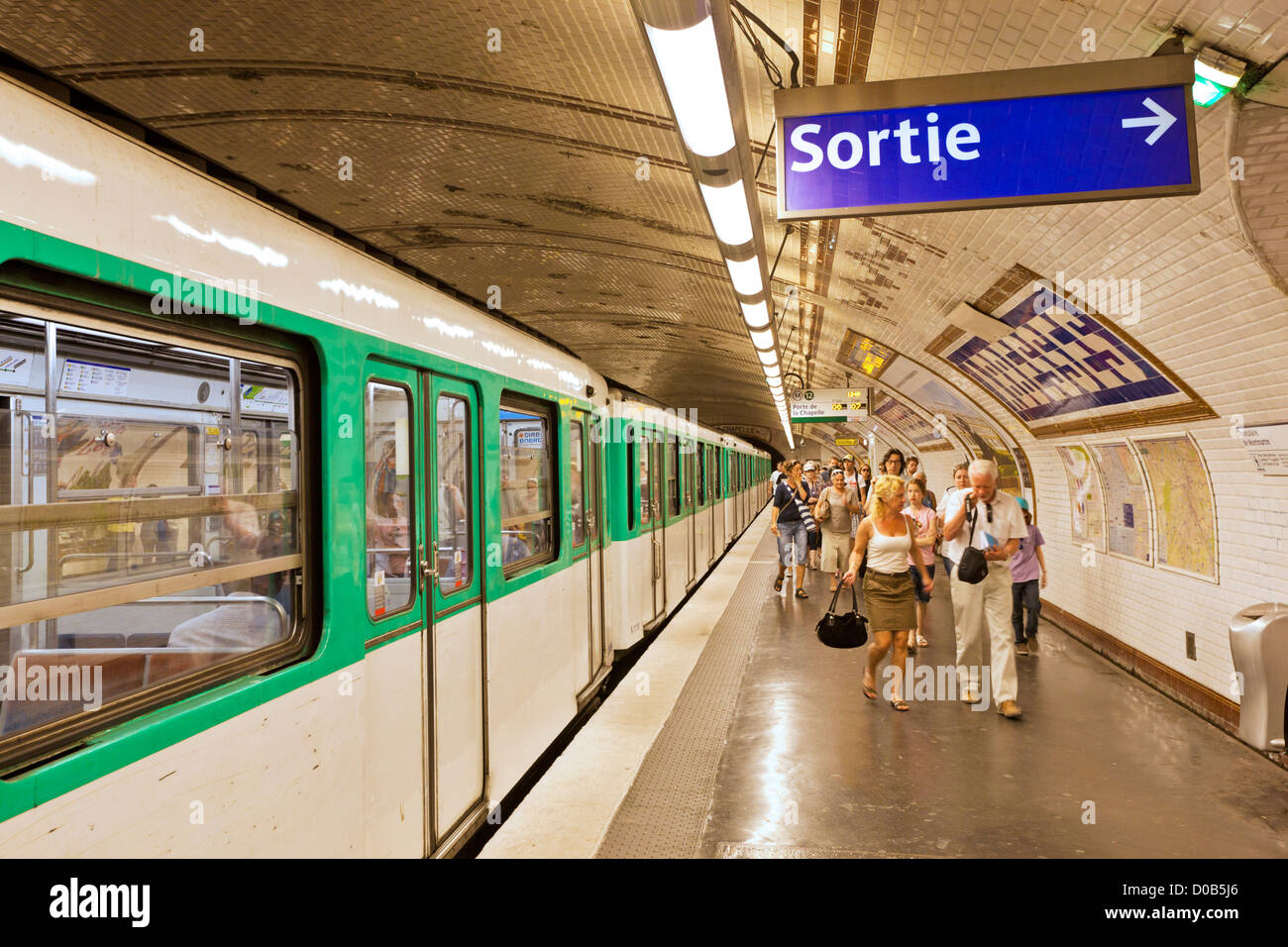 La gente di scendere dalla Parigi Metro treno alla stazione di Abbesses Montmartre Parigi Francia EU Europe Foto Stock