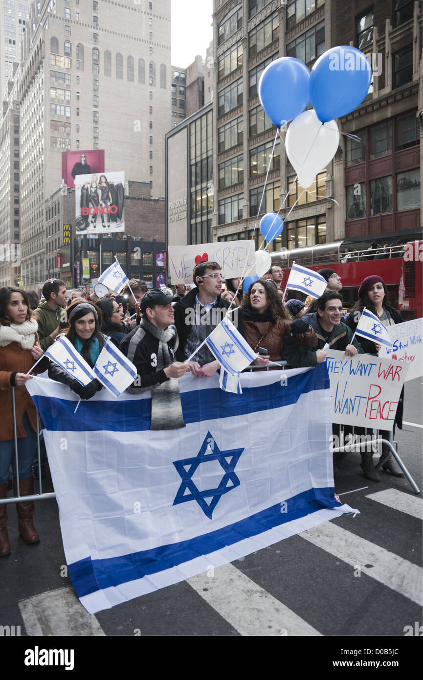 Pro-Israel dimostranti al 42nd St. in Manhattan palestinese protesta attacchi missilistici, Novembre 18, 2012. Foto Stock