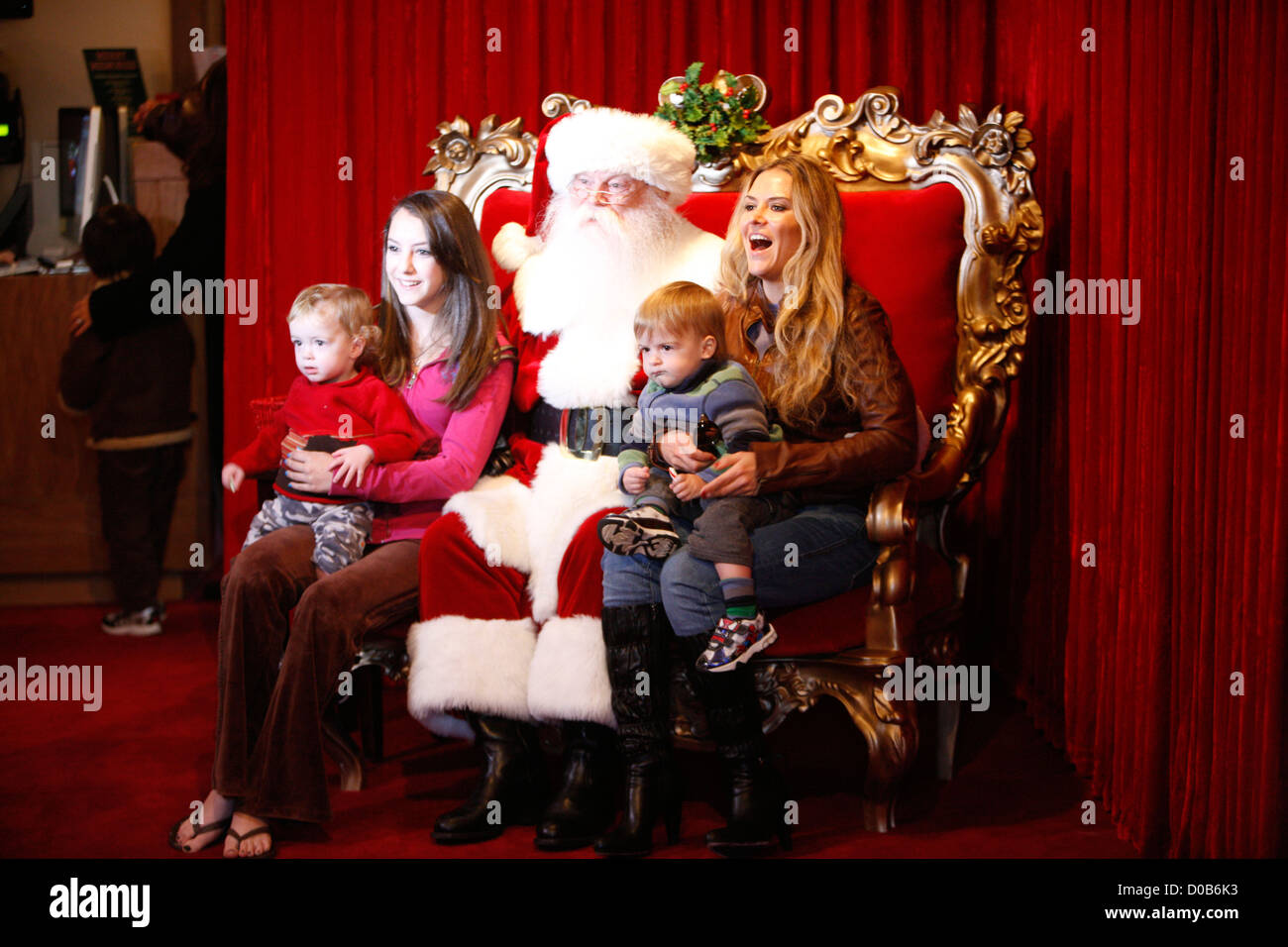 Brooke Mueller e i suoi gemelli Bob e Max visita Santa Grotta di su una giornata con la famiglia al Grove Los Angeles, Stati Uniti d'America - 27.11.10 Foto Stock
