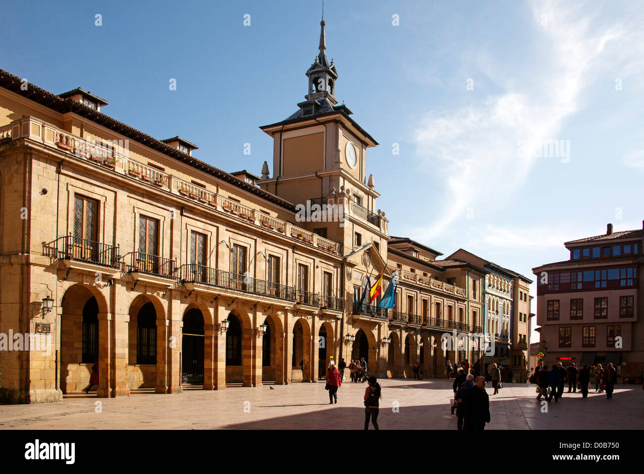 Artistico edificio storico municipio e Plaza de la Constitucion Oviedo Asturias Spagna Foto Stock