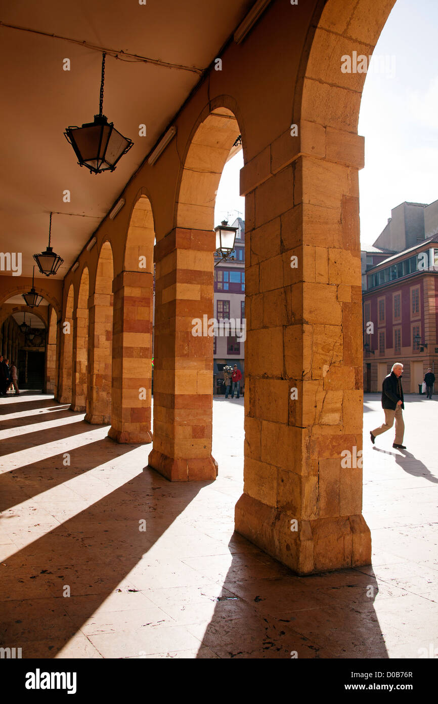 Artistico edificio storico municipio e Plaza de la Constitucion Oviedo Asturias Spagna Foto Stock