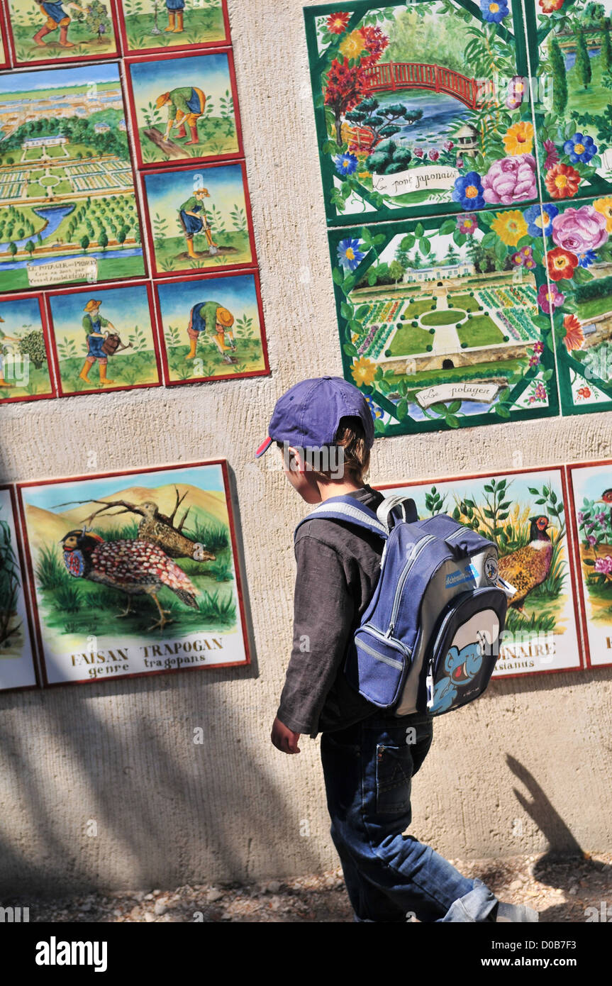 Bambini ammirando le illustrazioni del parco dipinta su ceramica POTAGER DES PRINCES PARK CHANTILLY OISE (60) FRANCIA Foto Stock