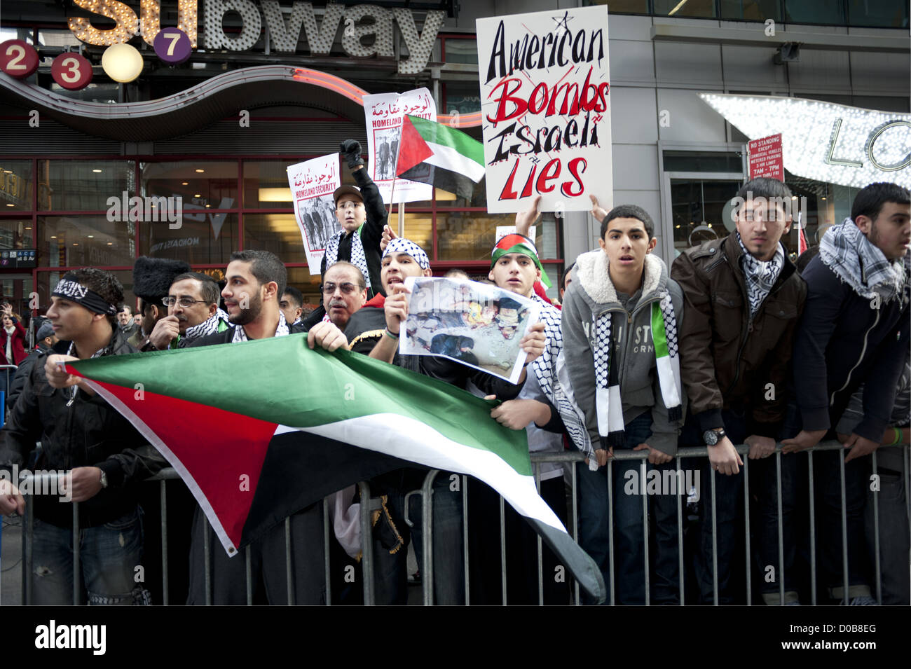 USA: New York, NY. Pro-Palestinian dimostranti al Times Square protesta di Israele gli attacchi contro la striscia di Gaza, Novembre 18, 2012. Foto Stock