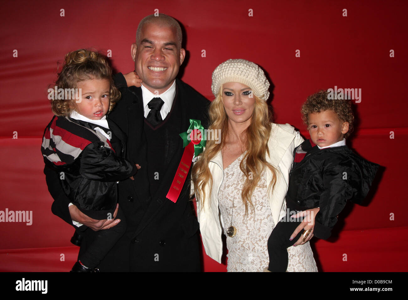 Tito Ortiz e Jenna Jameson con i loro figli Jesse e viaggio il Natale di Hollywood parata tenutasi a servizi autore Foto Stock