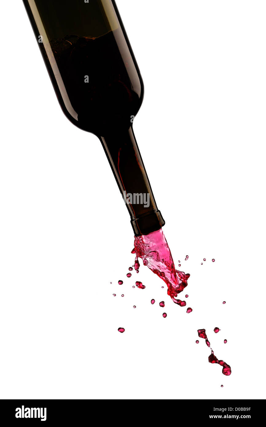 Scorre il vino dalla bottiglia Foto Stock