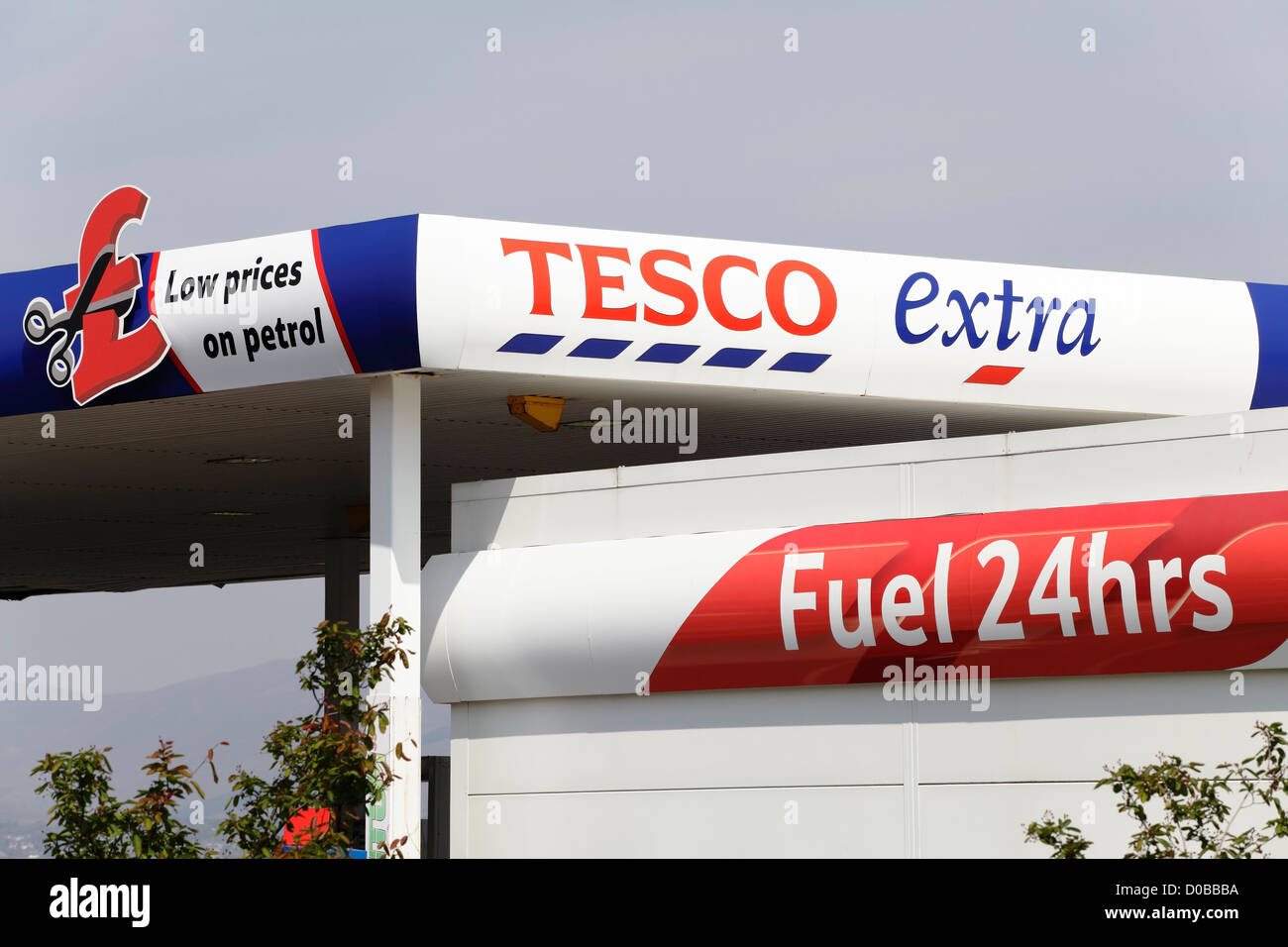 Un cartello su un distributore di benzina Tesco Extra 24 ore, Regno Unito Foto Stock