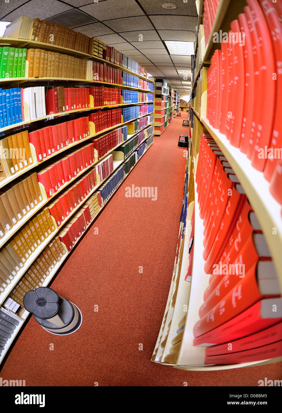 Scaffali di libri con la biblioteca in background Foto Stock
