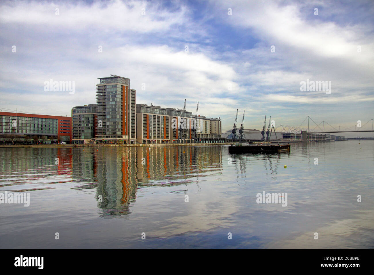 Vista riflettente attraverso il Royal Victoria Docks, Silvertown, London, Regno Unito Foto Stock