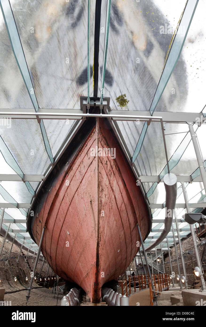 Lo scafo in ferro del Regno di Isambard Brunel SS Great Britain che si può vedere nel bacino del museo marittimo a Bristol, Inghilterra, Regno Unito Foto Stock