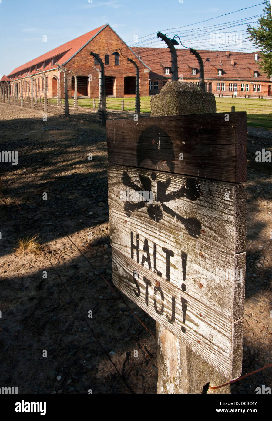 Segnale di avvertimento ad Auschwitz campo di Auschwitz-Birkenau Memorial Museo di Stato Foto Stock