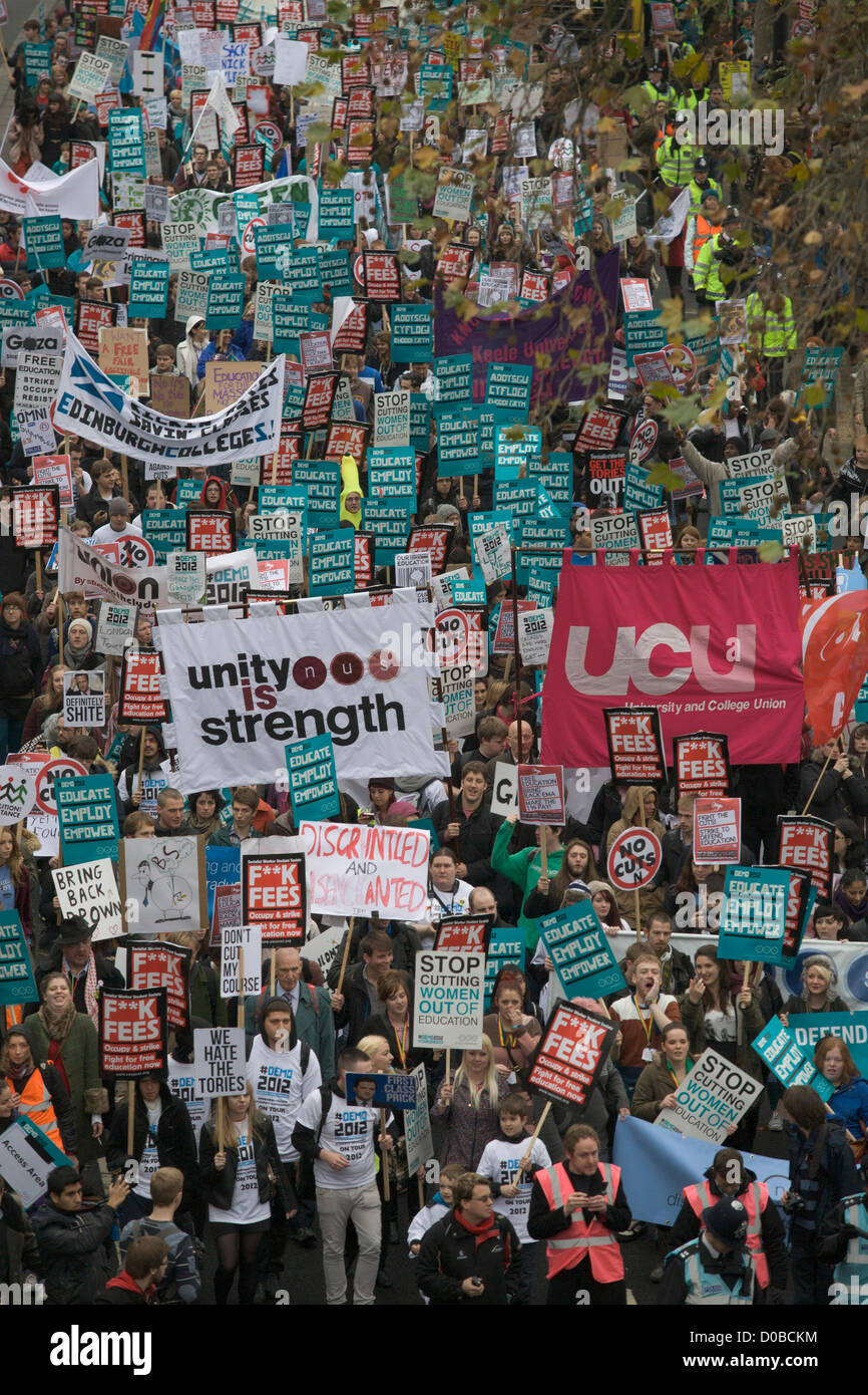 Il 21 novembre 2012. Londra REGNO UNITO. Una manifestazione studentesca rally organizzato dalla Unione Nazionale degli Studenti contro i tagli di istruzione e università in aumento le tasse di iscrizione Foto Stock