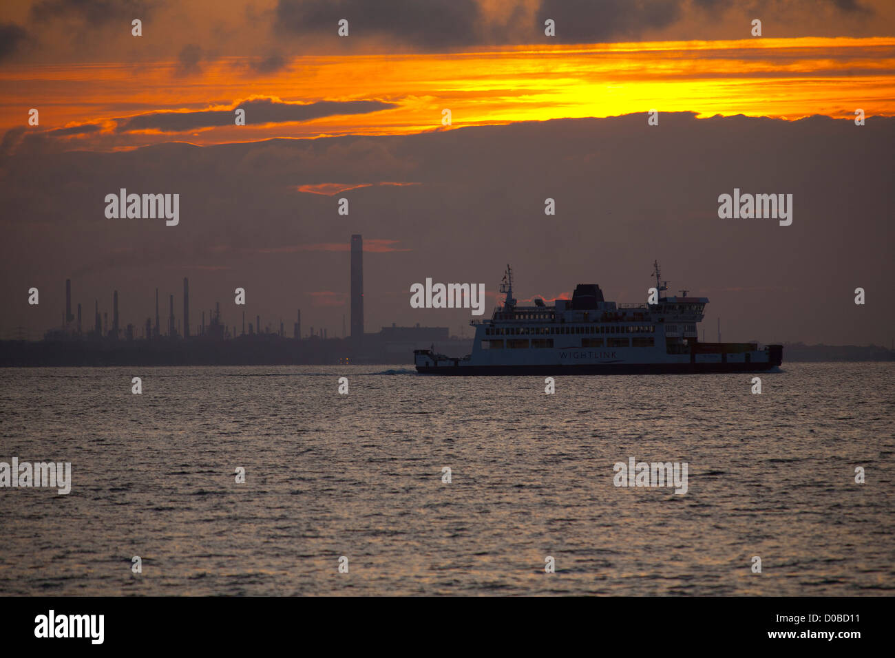 Fawley raffineria di petrolio, Wightlink traghetto per auto, Il Solent, Ryde, Isle of Wight, England, Regno Unito Foto Stock