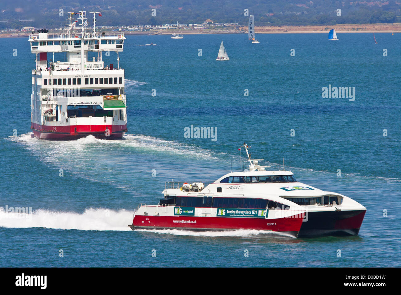 Red Jet, Traghetto alimentato imbuto, Il Solent, Cowes, Isle of Wight, England, Regno Unito Foto Stock