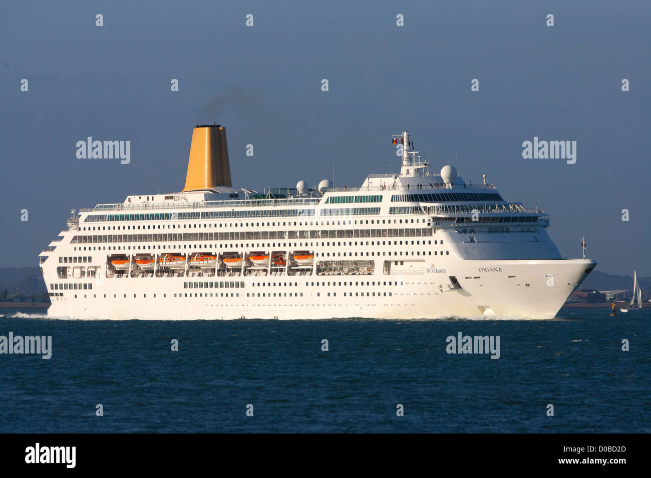 Inquinamento, crociera, P & O Cruises, Oriana, Il Solent, Cowes, Isle of Wight, England, Regno Unito Foto Stock