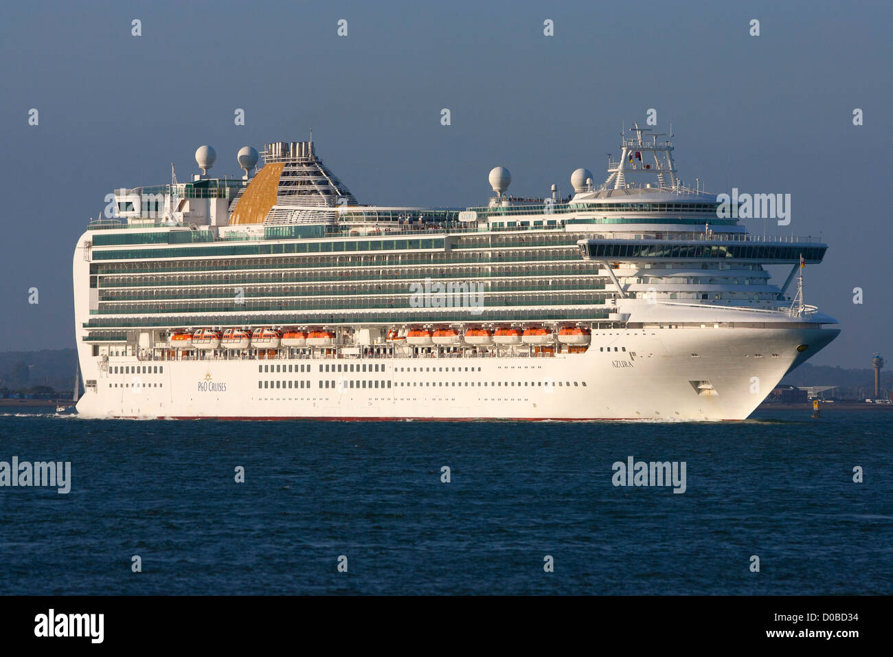 Inquinamento, crociera, P & O Cruises, Azura, il Solent, Cowes, Isle of Wight, England, Regno Unito Foto Stock
