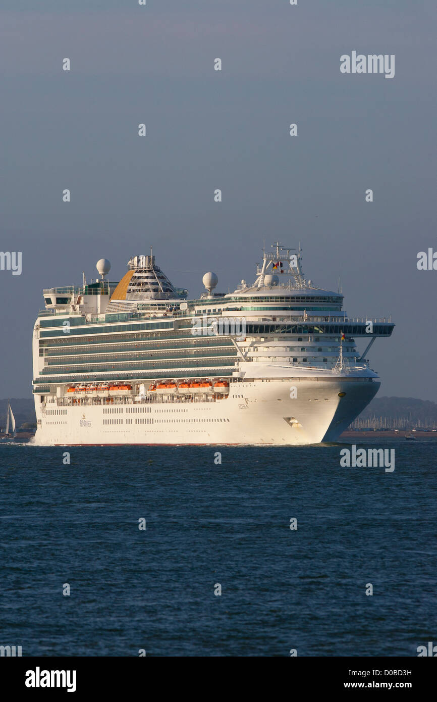 Inquinamento, crociera, P & O Cruises, Azura, il Solent, Cowes, Isle of Wight, England, Regno Unito Foto Stock