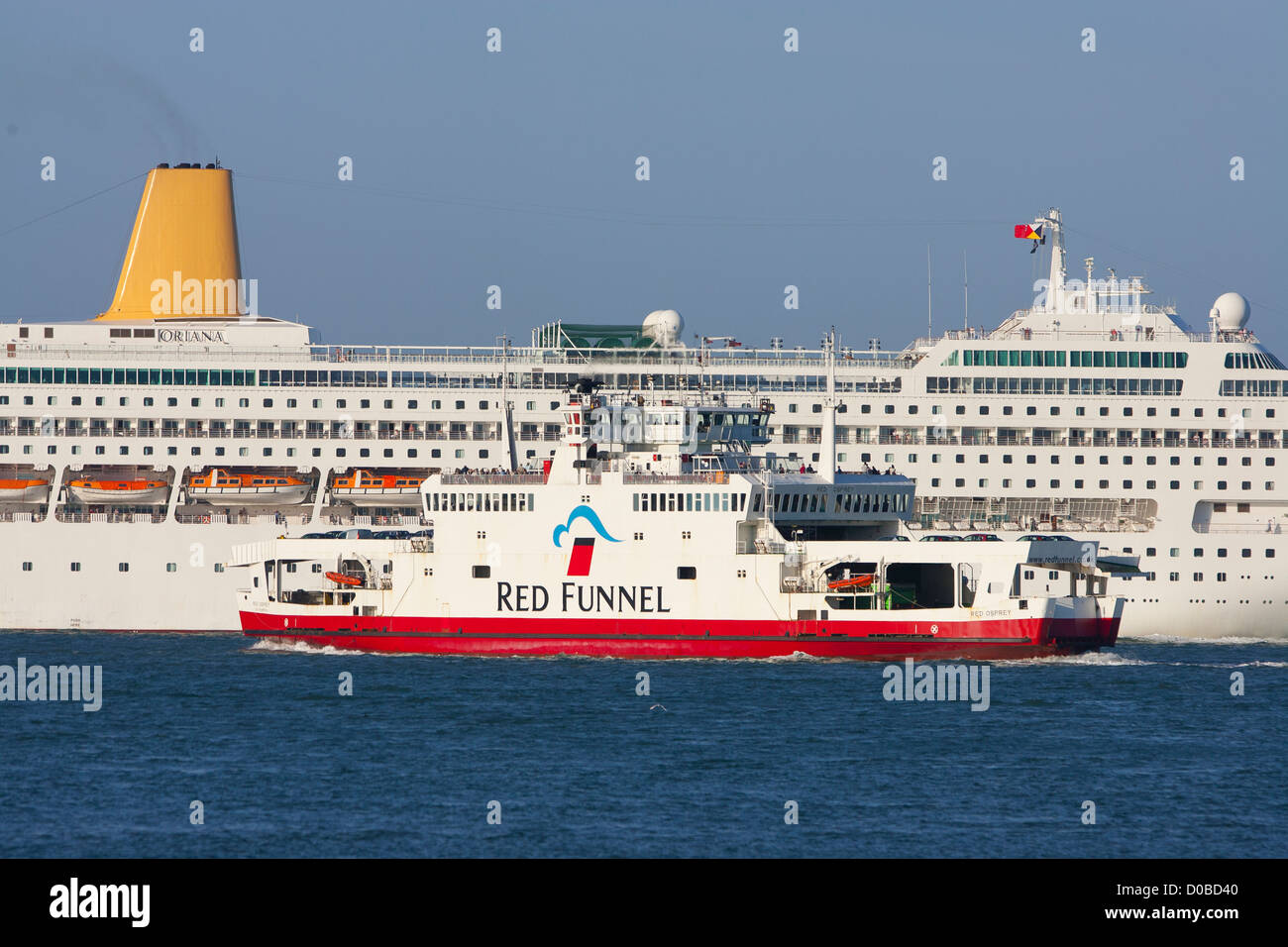 Inquinamento, Imbuto Rosso, un traghetto Crociera, P & O Cruises, Oriana, Il Solent, Cowes, Isle of Wight, England, Regno Unito Foto Stock
