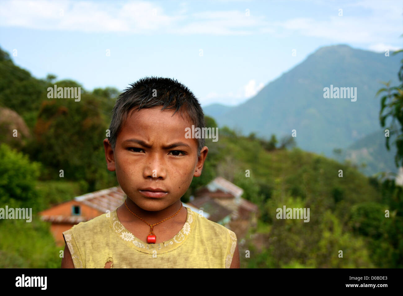 Ragazzo nepalese in remoto villaggio nella regione helambu, Nepal Foto Stock
