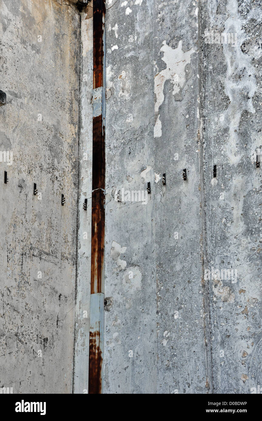 Stabilimento di calcestruzzo a parete e tubo arrugginito. Background Industriale. Foto Stock