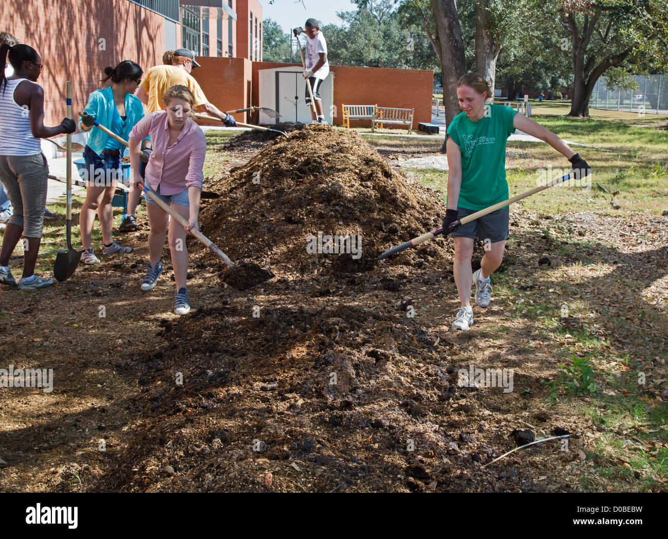 Volontari lavorano sul paesaggio e costruire un 'schoolyard commestibili" di Arthur Ashe Charter School di New Orleans. Foto Stock