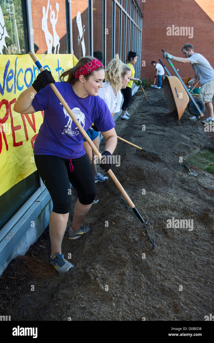Volontari lavorano sul paesaggio e costruire un 'schoolyard commestibili" di Arthur Ashe Charter School di New Orleans. Foto Stock