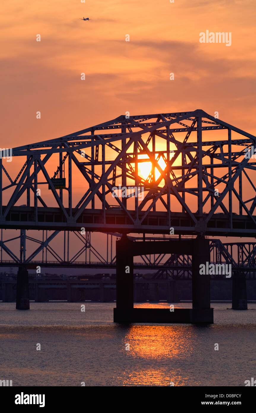 Tramonto dietro i ponti a Louisville, Kentucky Foto Stock