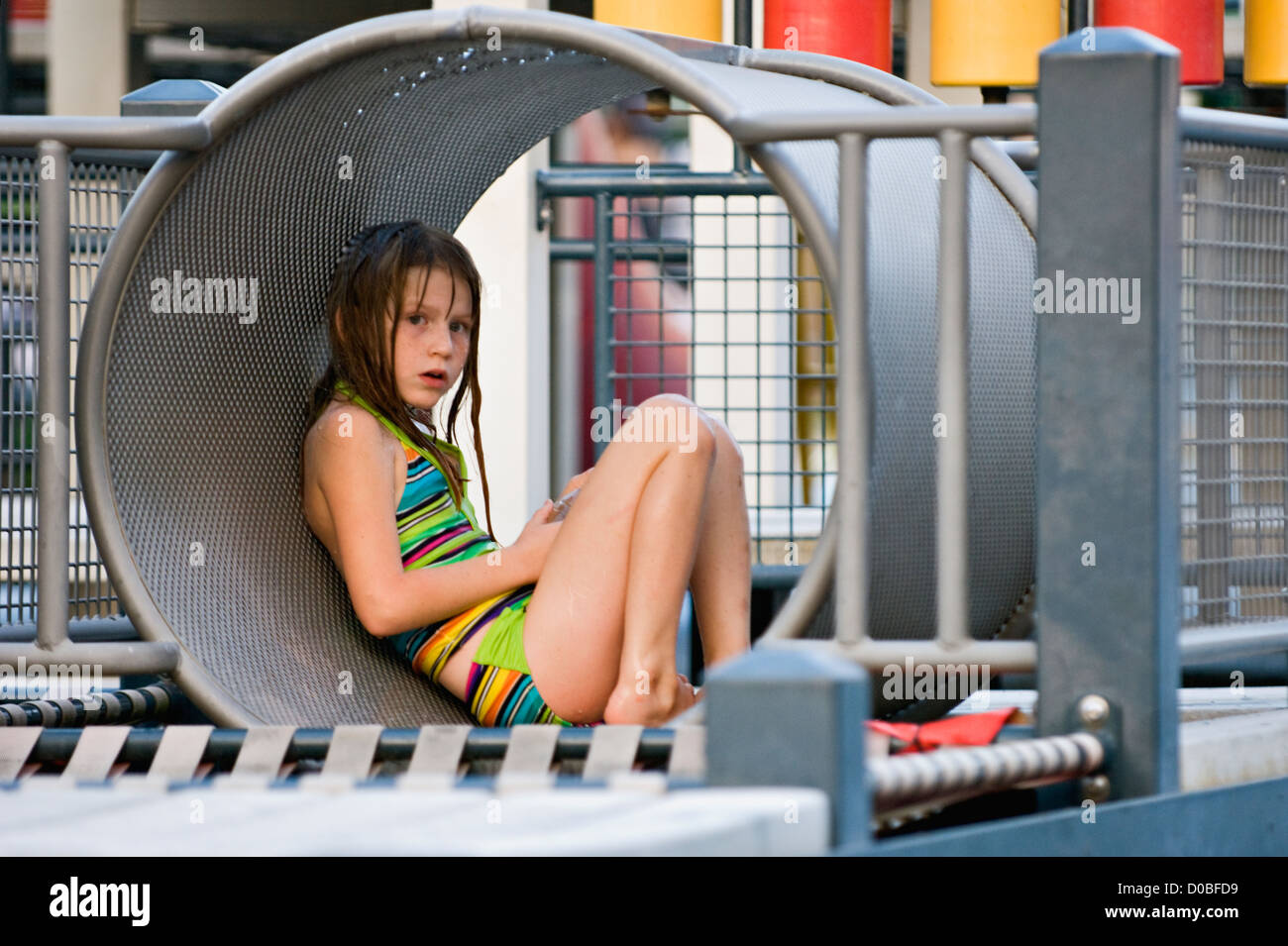 Bambina solo sul Parco Giochi nel Parco Waterfront Park a Louisville, Kentucky Foto Stock