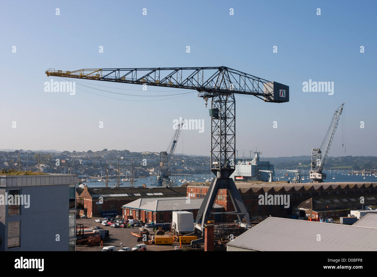 Vista del cantiere di Falmouth con gru giganti Foto Stock