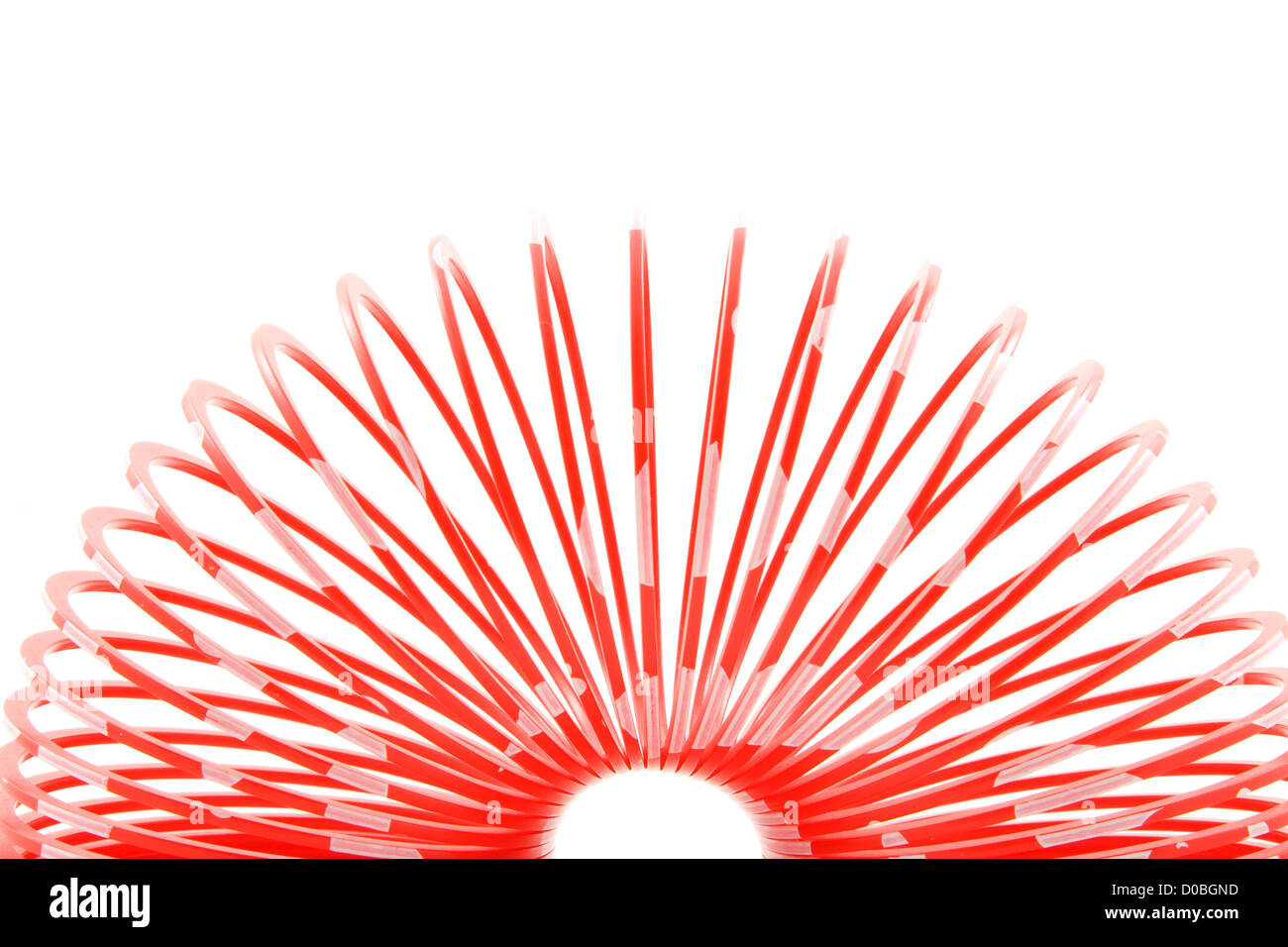 In plastica rosso giocattolo a molla isolati su sfondo bianco Foto Stock