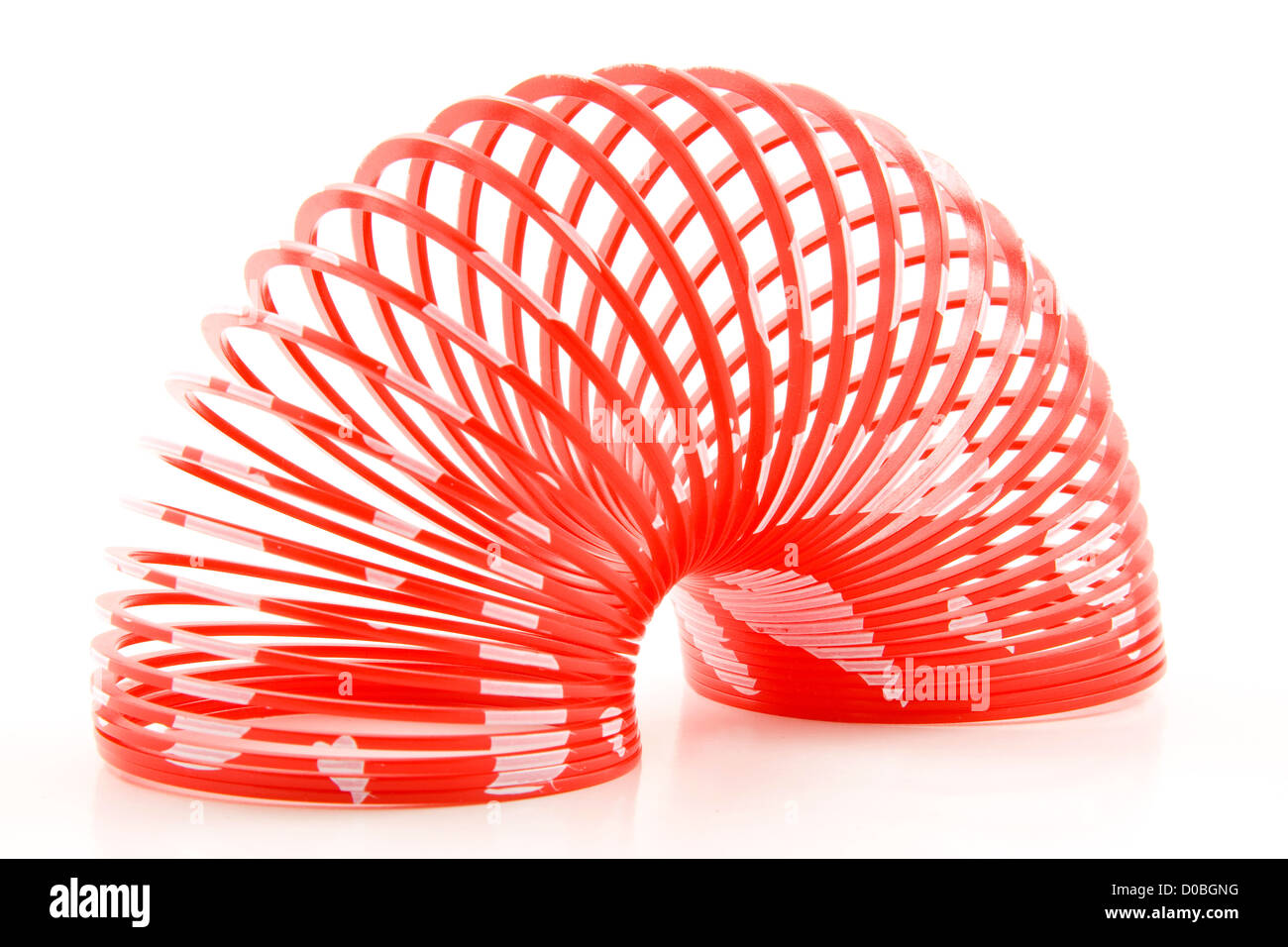 In plastica rosso giocattolo a molla isolati su sfondo bianco Foto Stock
