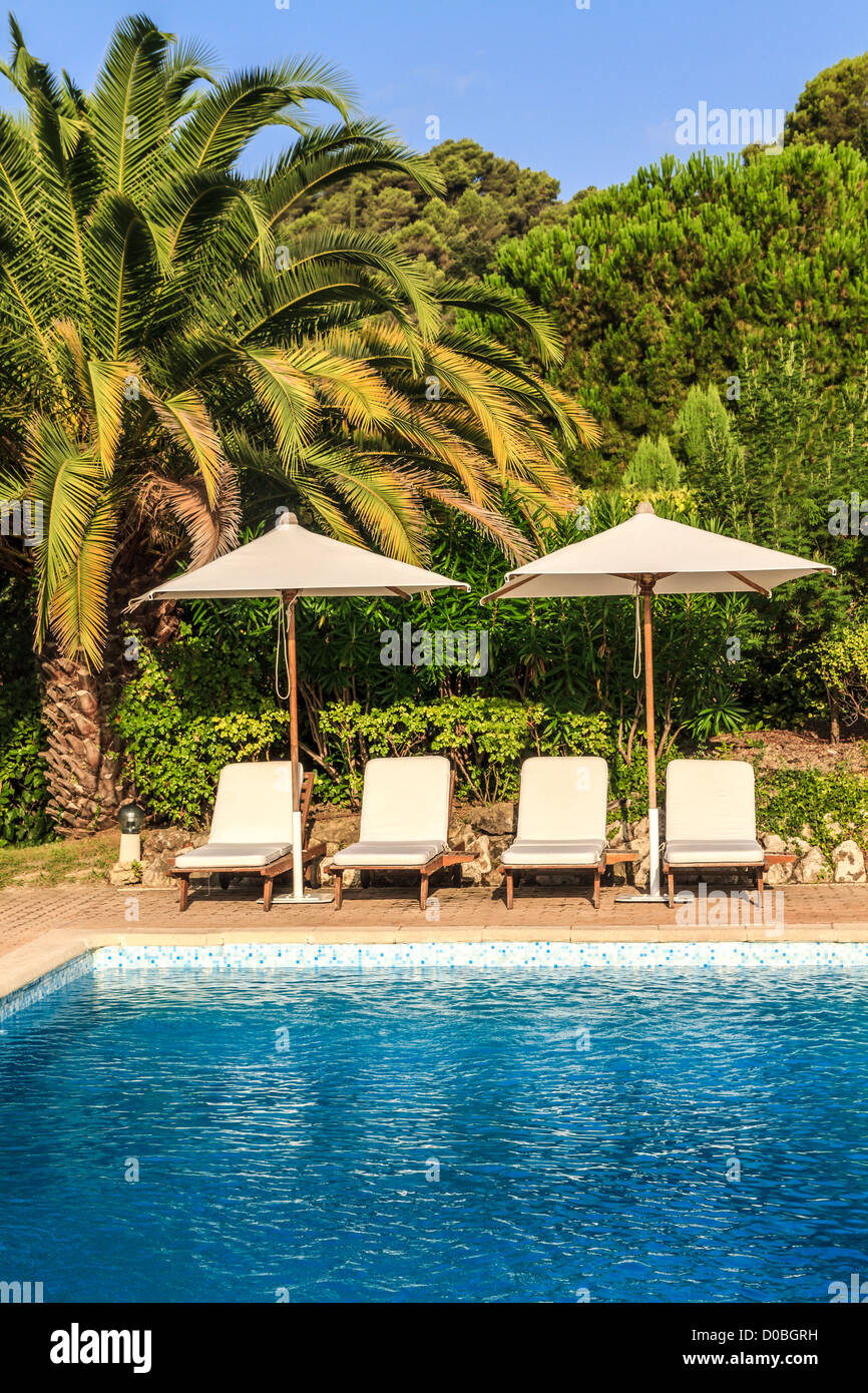 Centro di villeggiatura tropicale di sedie a sdraio e piscina Foto Stock