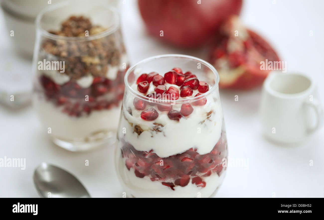 Close up foto di prima colazione yogurt fresco con i semi di melograno e granola Foto Stock