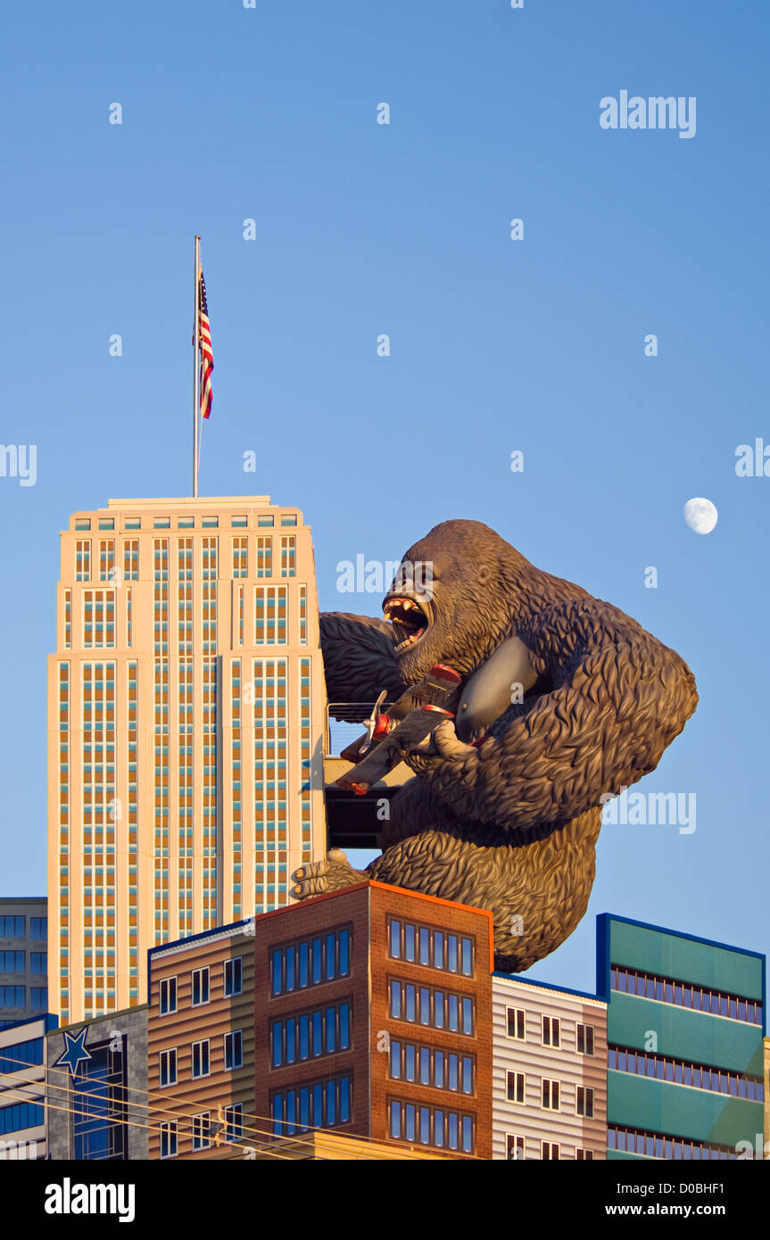 King Kong edificio arrampicata tenendo un biplano a Pigeon Forge, Tennessee Foto Stock