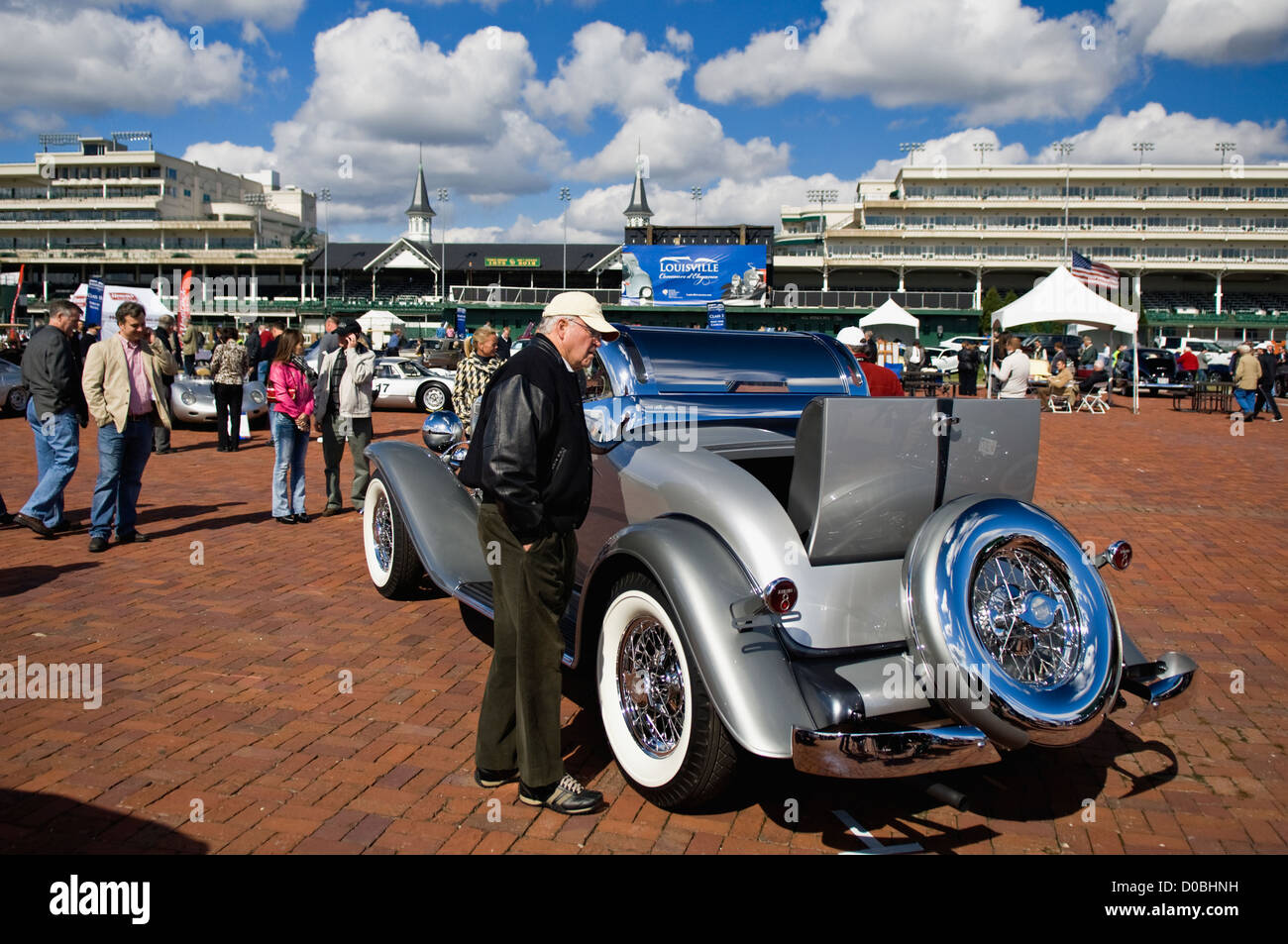 Uomo anziano checking out Vintage Automobile all'2012 Concours d'Eleganza a Churchill Downs a Louisville, Kentucky Foto Stock