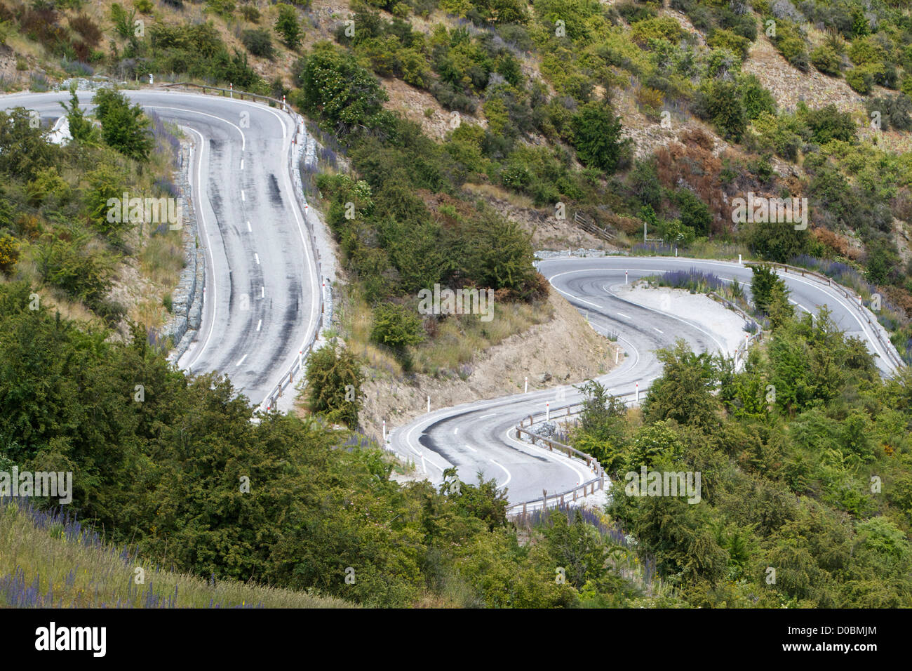 Sezione del Crown Range Road, tra Queenstown e Wanaka, Nuova Zelanda. Foto Stock