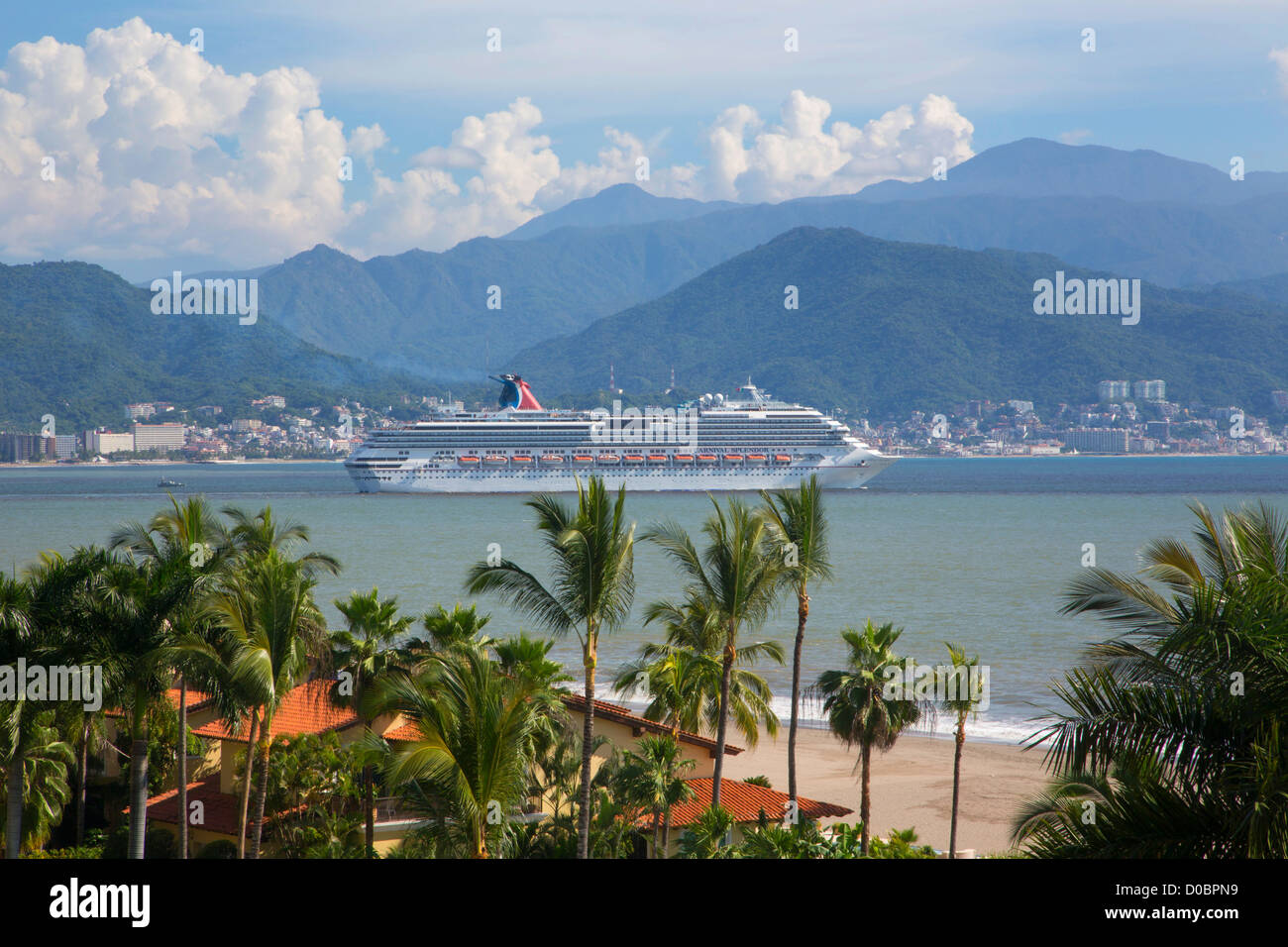 La nave di crociera lasciando Banaderas Bay, Marina Vallarta; Puerto Vallarta, Jalisco, Messico; Foto Stock