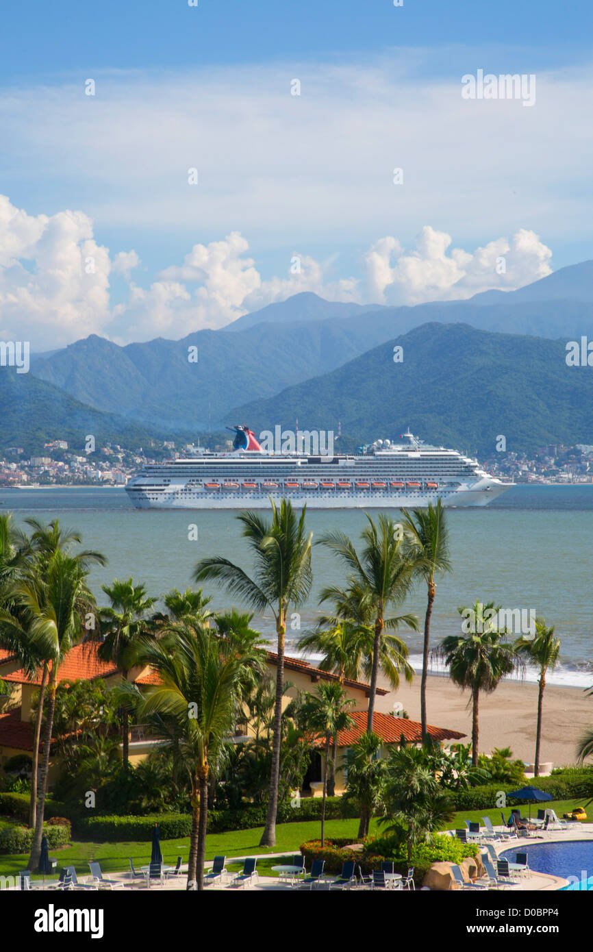 La nave di crociera lasciando Banaderas Bay, Marina Vallarta; Puerto Vallarta, Jalisco, Messico; Foto Stock