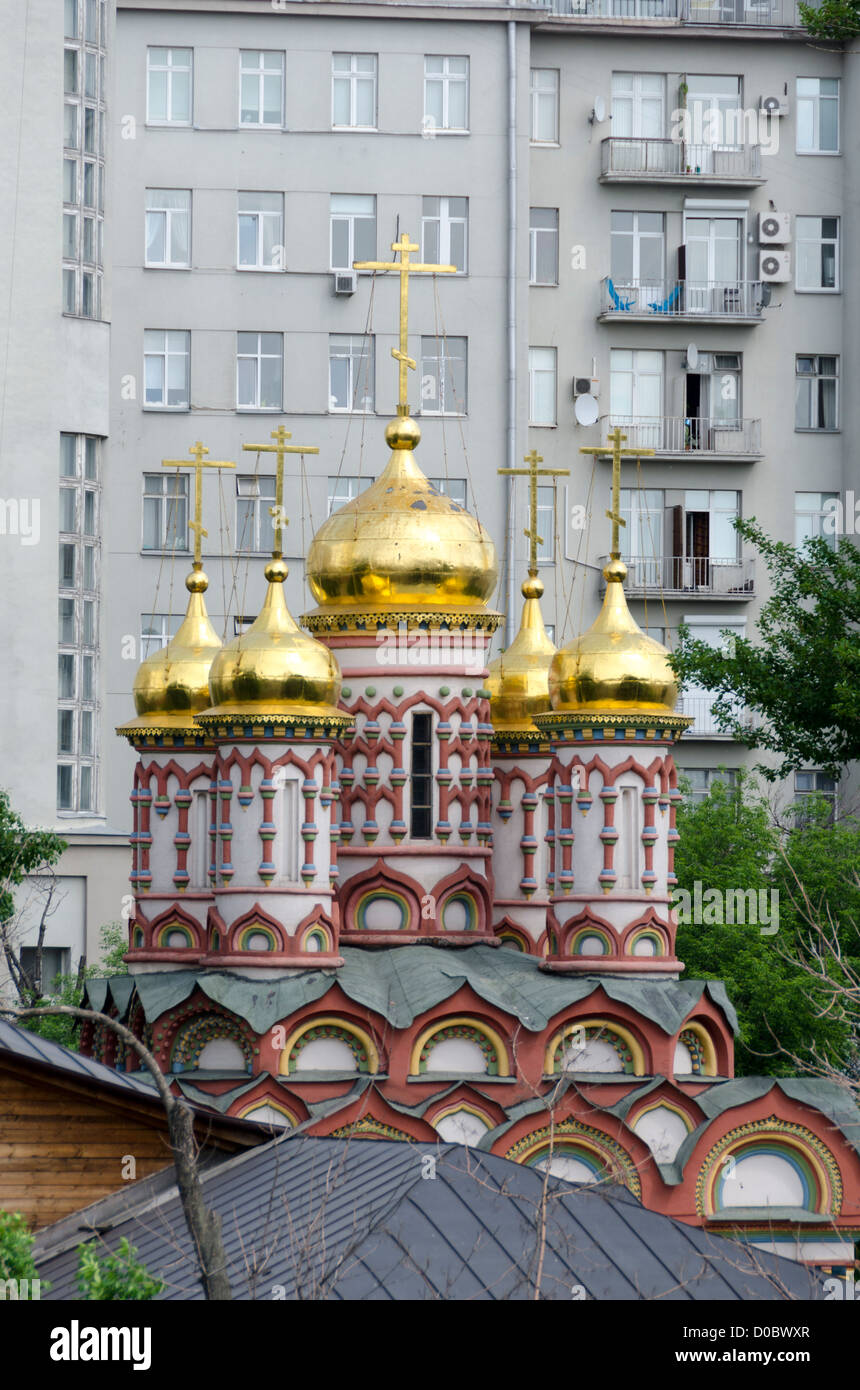 Cupole dorate sulla chiesa ortodossa russa, Mosca, Russia. blocchi di appartamenti dietro Foto Stock