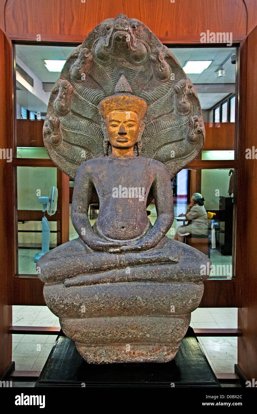 Il Buddha al riparo da Naga la cappa Lopburi stile arte XIII sec. D.C. Na Wat Phra uomini Ayuddhaya Museo Nazionale di Bangkok in Thailandia Foto Stock