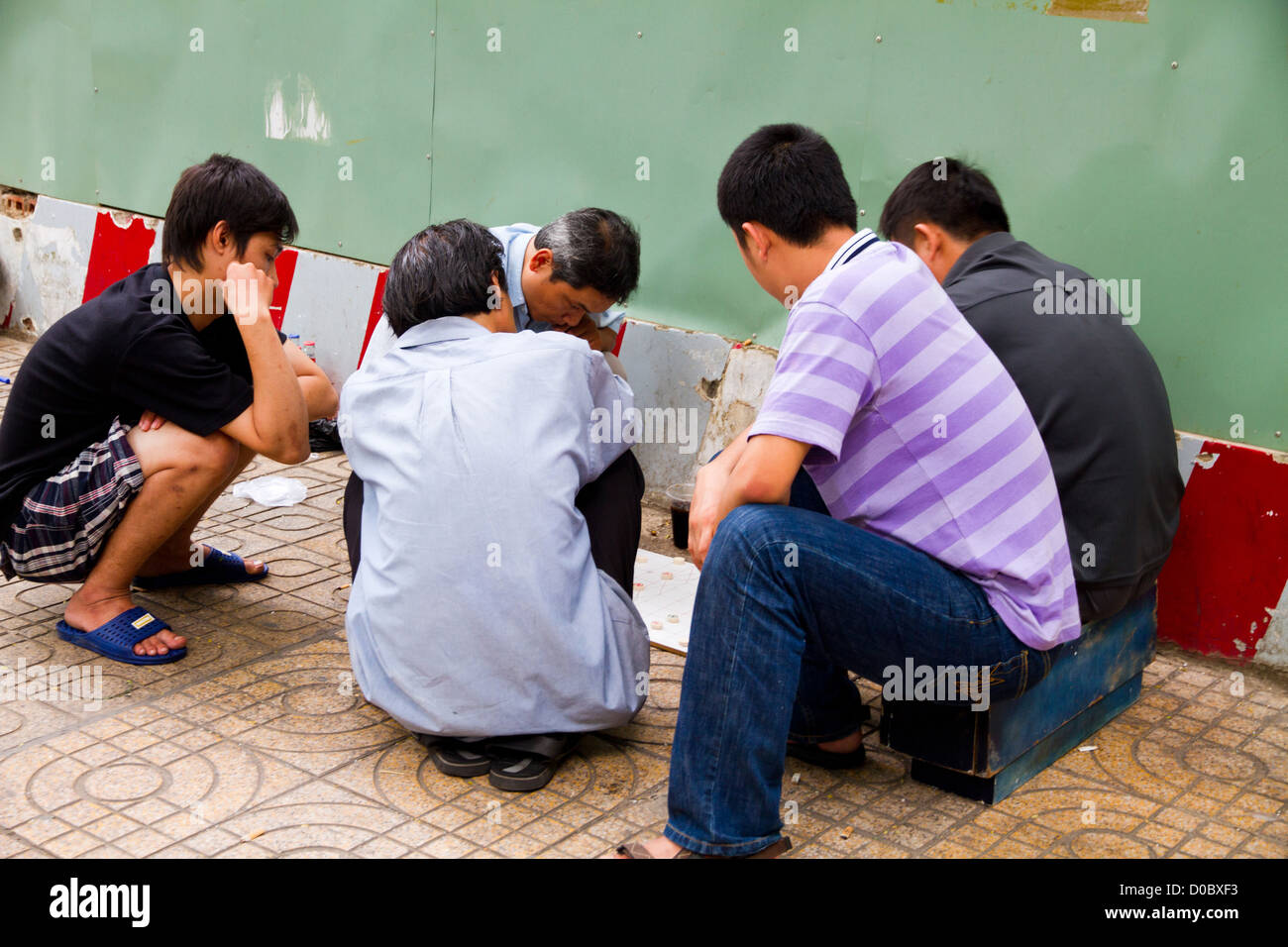 Gli uomini la riproduzione di gioco di bordo in Ho Chi Minh City Vietnam. Foto Stock