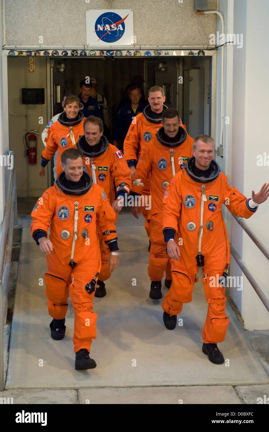 Gli astronauti di STS-115 Walkout e Wave Foto Stock