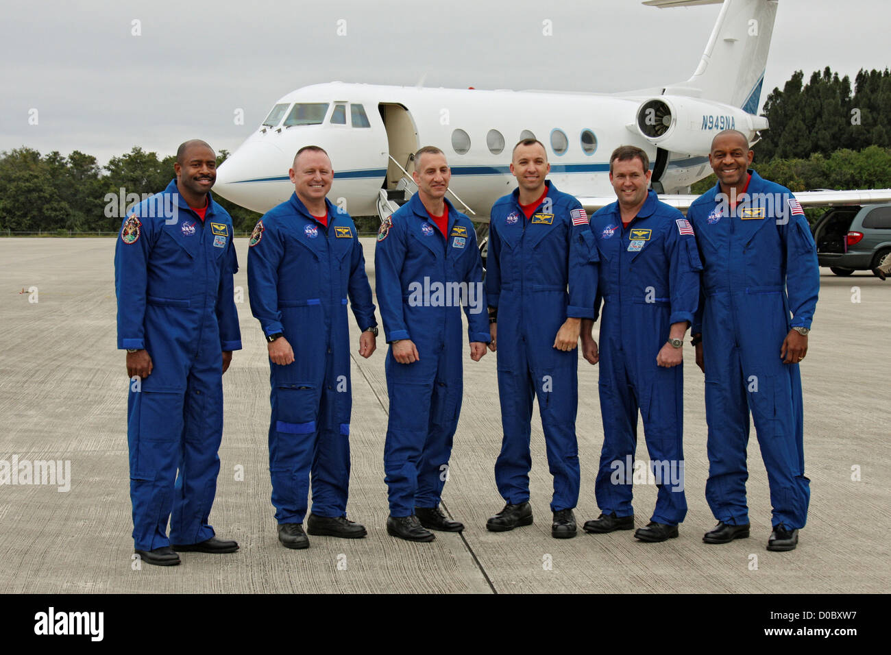 CAPE CANAVERAL Fla. - STS-129 equipaggio pause ritratto di gruppo Shuttle Landing Facility di NASA Kennedy Space Center in Florida. sinistra Foto Stock