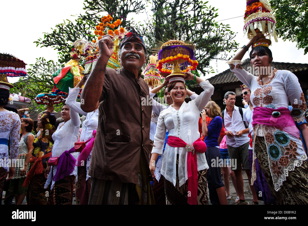 Uno speciale evento indù, un funerale Balinese della famiglia reale in Ubud. Un evento che riunire tutti i clan della zona. Bali Ubud Foto Stock Uno speciale evento indù, un funerale Balinese della famiglia reale in Ubud. Un evento che riunire tutti i clan della zona. Bali Ubud Foto Stock